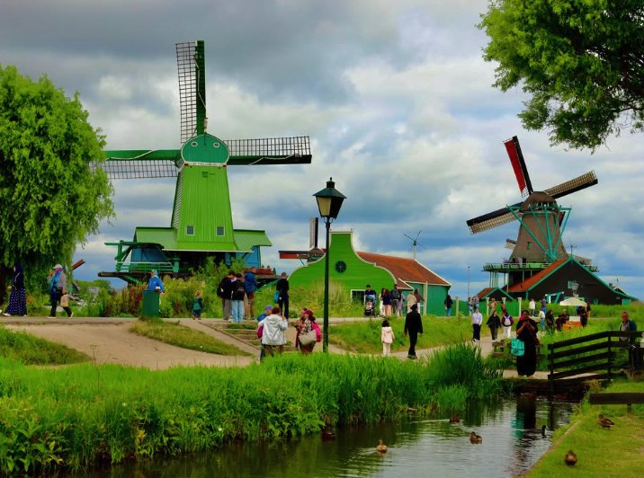The gravel path running between two green windmills at the Zaanse Schans